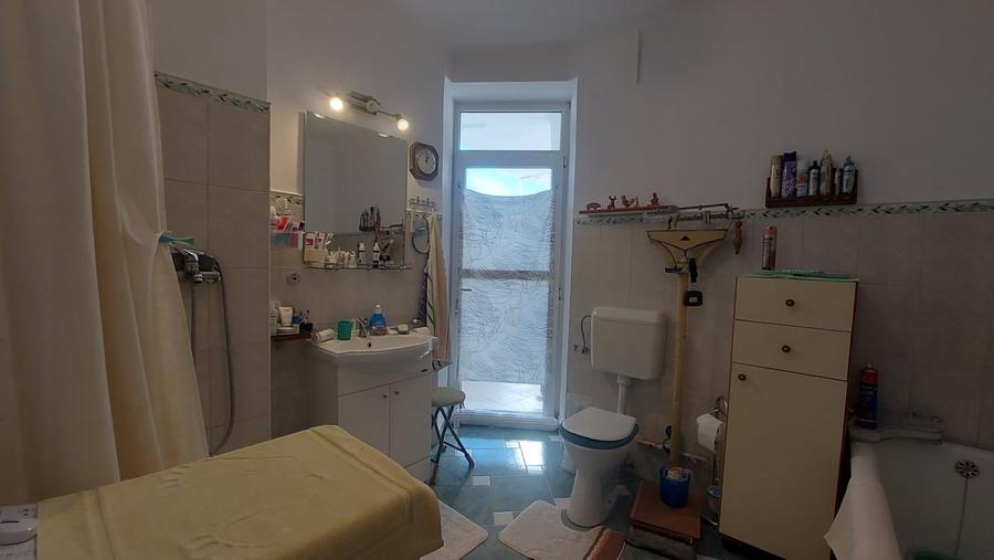Apartament cu 5 camere decomandat în Națiunile Unite