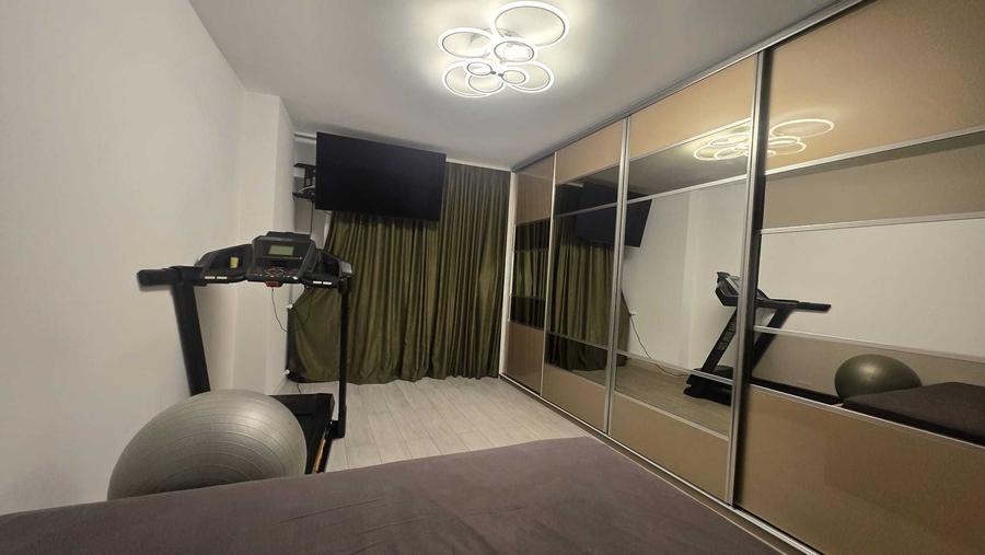 Apartament cu 4 camere semidecomandat în Crângași