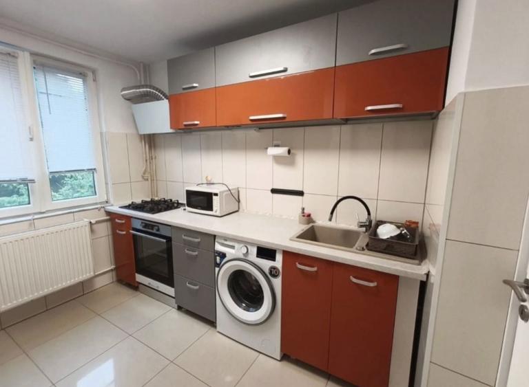 Apartament cu 3 camere semidecomandat, mobilat în Drumul Taberei