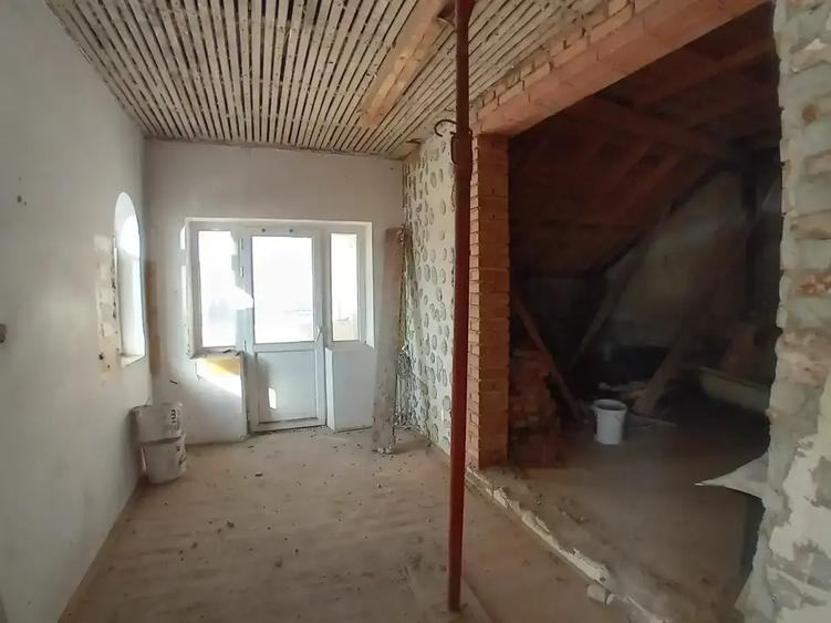 Casă cu 11 camere cu Teren 443 Mp în Vitan