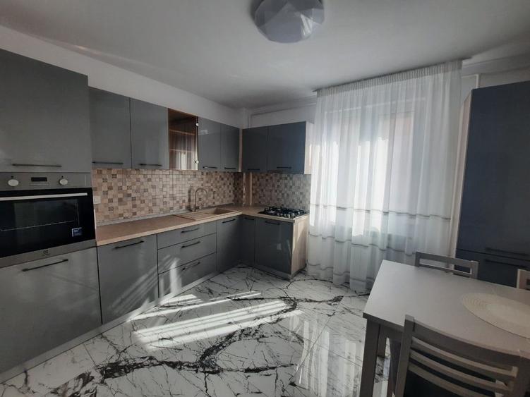Apartament cu 3 camere decomandat în Mărăței