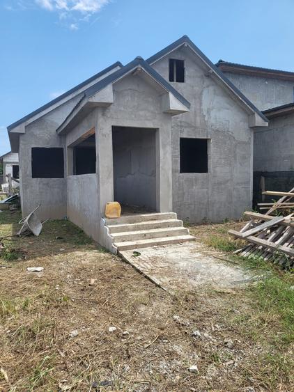 Casă individuală cu 3 camere cu Teren 250 Mp în Est