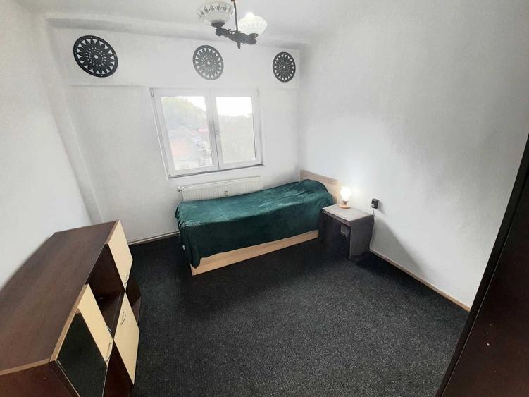 Apartament cu 4 camere decomandat în Criș