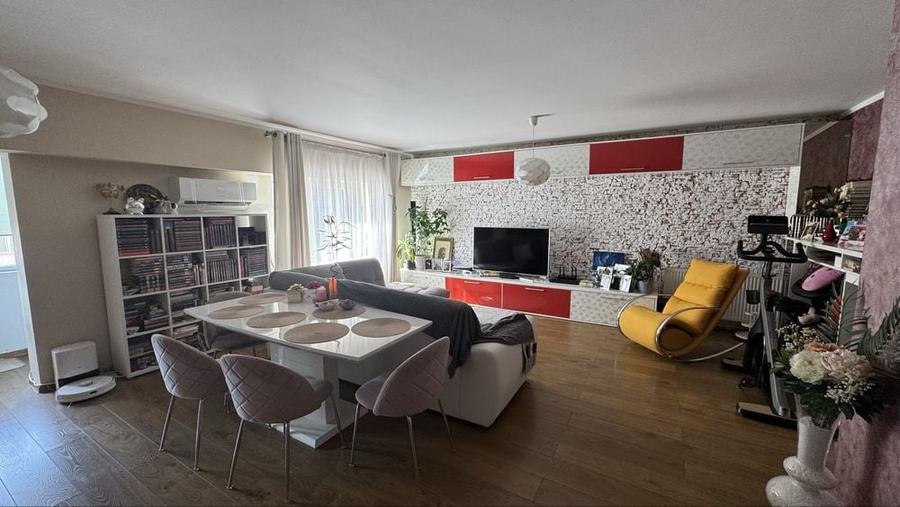 Apartament cu 3 camere decomandat, mobilat în Nicolina