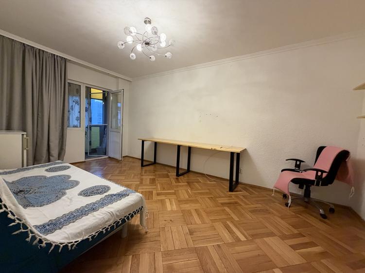 Apartament cu 3 camere decomandat, mobilat în Drumul Taberei