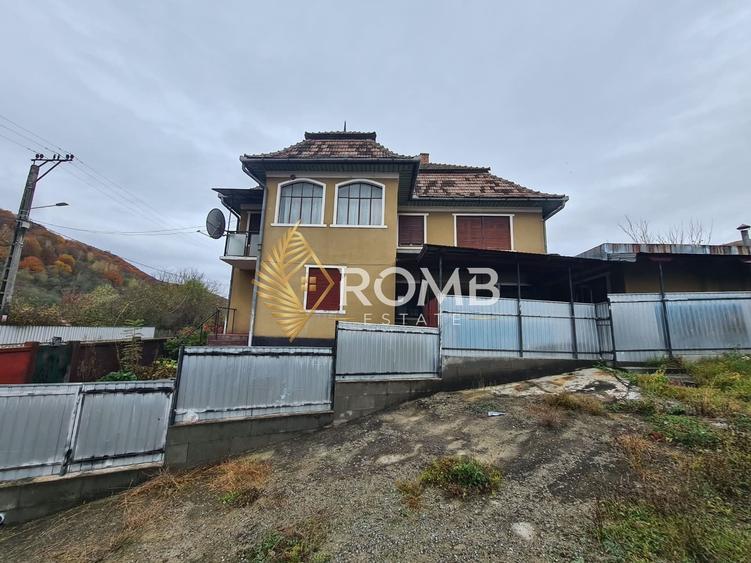 Casă individuală cu 7 camere cu Canalizare în Surduc