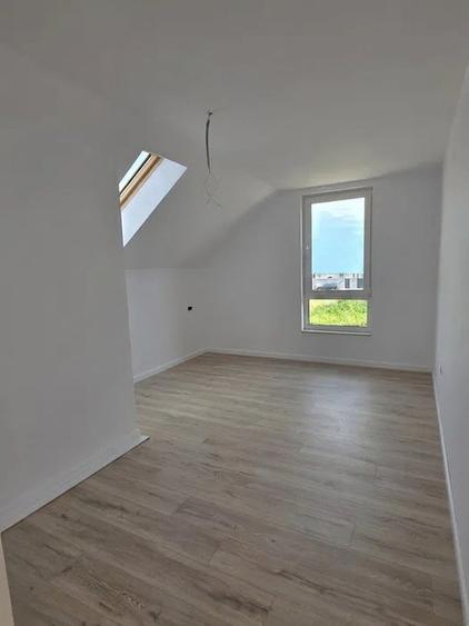 Casă individuală cu 4 camere cu Teren 400 Mp în Periferie