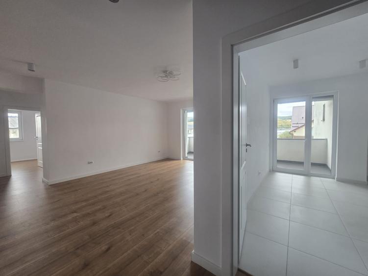 Apartament cu 3 camere semidecomandat în Florești