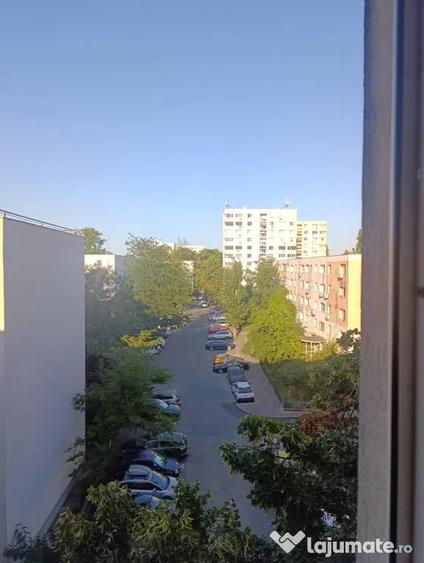 Apartament cu 3 camere semidecomandat în Titan