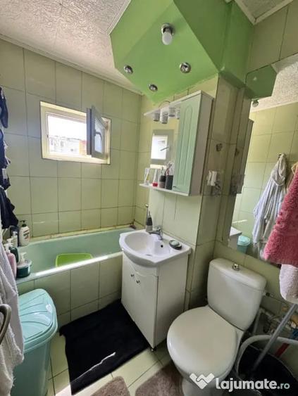 Apartament cu 3 camere semidecomandat în Craiovița Nouă