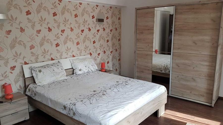 Apartament cu 3 camere semidecomandat, mobilat în Central