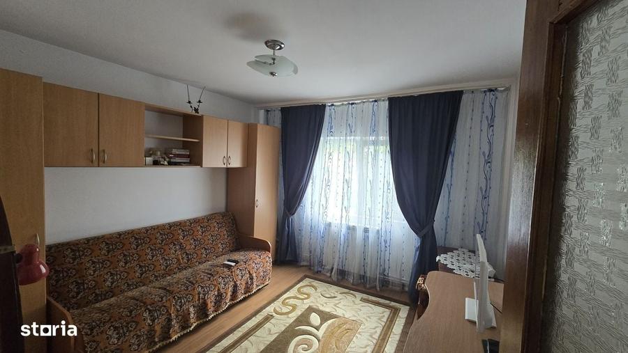Apartament cu 2 camere decomandat în Roman