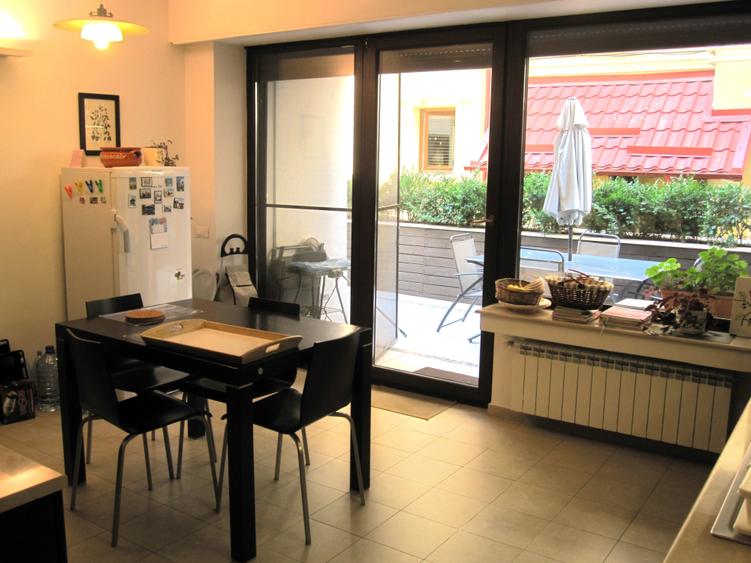 Apartament cu 4 camere semidecomandat în Capitale