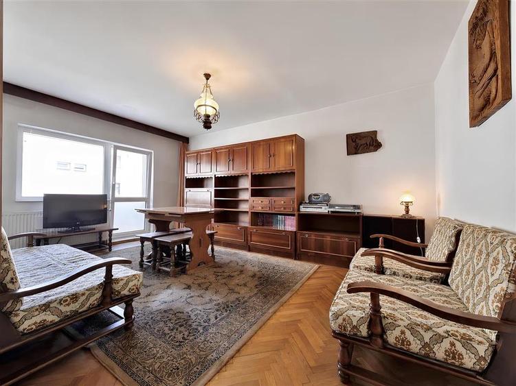 Apartament cu 4 camere decomandat în Tractorul