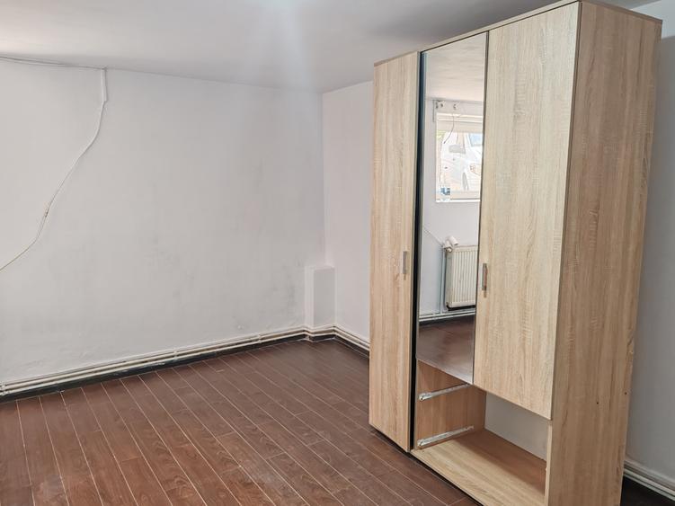 Apartament cu 4 camere decomandat în Central