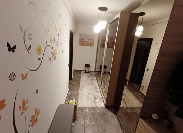 Apartament cu 3 camere semidecomandat în Central