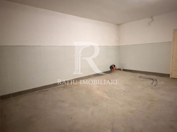 Casă individuală cu 11 camere cu Canalizare în Ineu