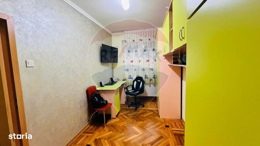 Apartament cu 3 camere semidecomandat, mobilat în Rogerius