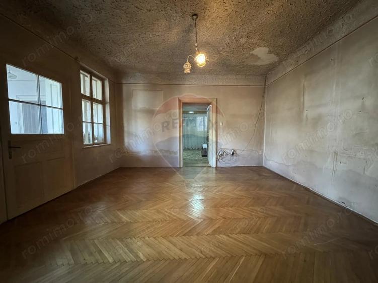 Casă cu 3 camere cu Teren 730 Mp în Central