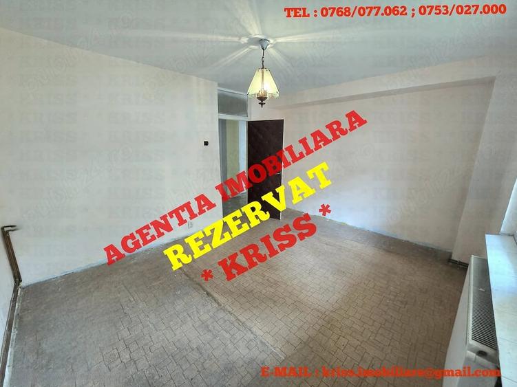 Apartament cu 3 camere decomandat în Teilor