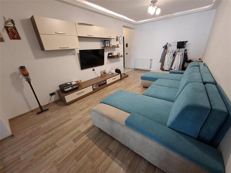 Apartament cu 3 camere nedecomandat, mobilat în Tractorul