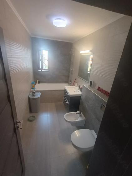 Apartament cu 3 camere decomandat în Florești