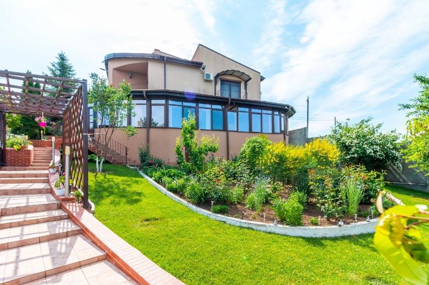 Casă individuală cu 5 camere cu Teren 1200 Mp în Central
