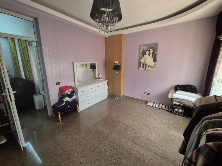 Apartament cu 4 camere semidecomandat în Cișmigiu