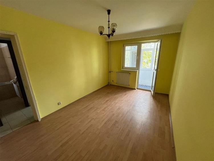 Apartament cu 4 camere semidecomandat în Sud