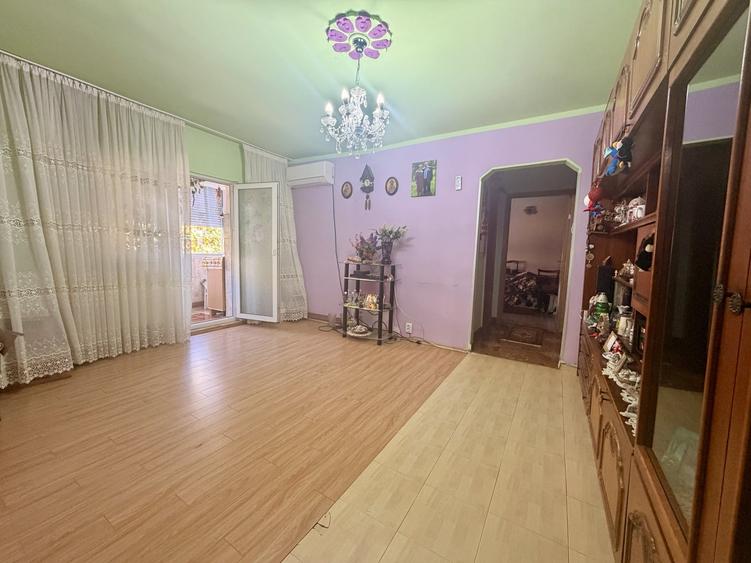 Apartament cu 3 camere semidecomandat în Aradului