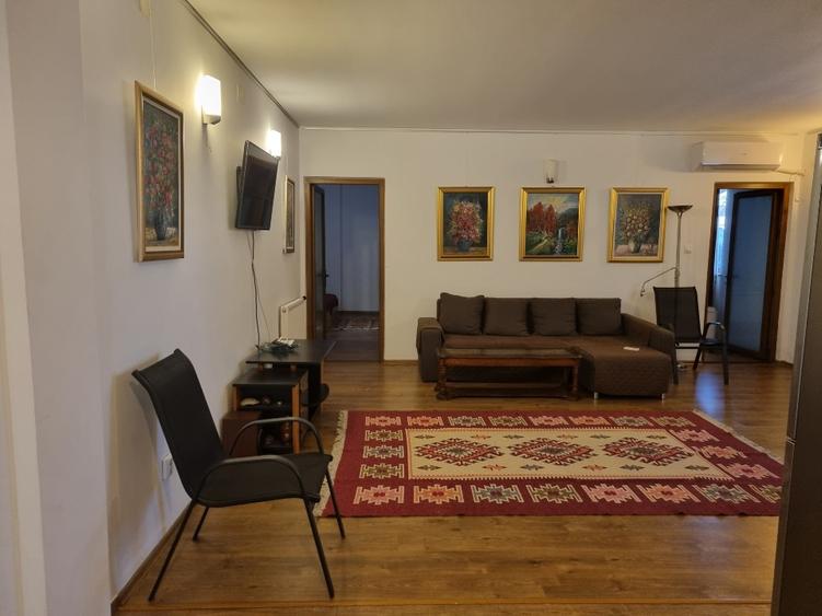 Apartament cu 3 camere semidecomandat în Palazu Mare