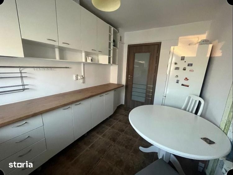 Apartament cu 3 camere semidecomandat în Dămăroaia