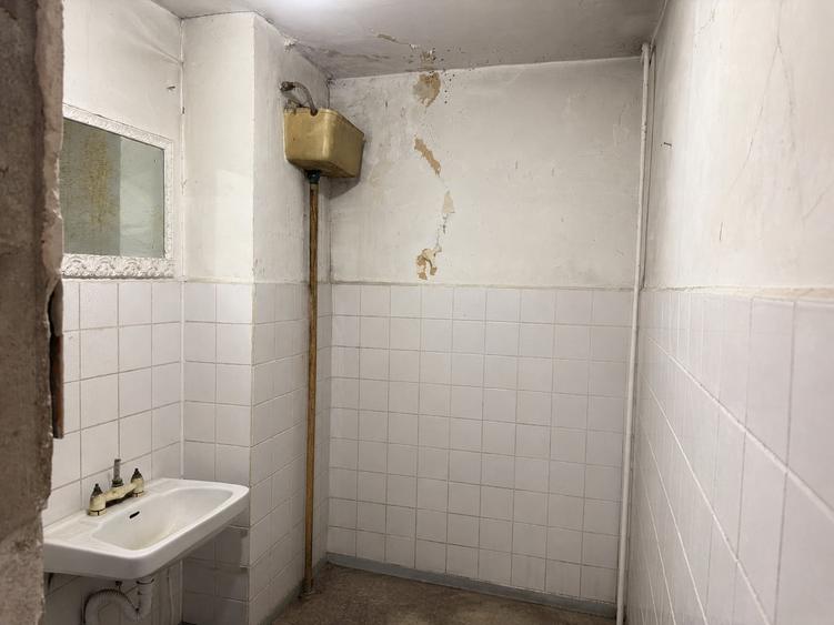 Apartament cu 4 camere decomandat în Teiul Doamnei
