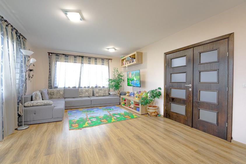 Casă individuală cu 6 camere cu Canalizare în Hărman