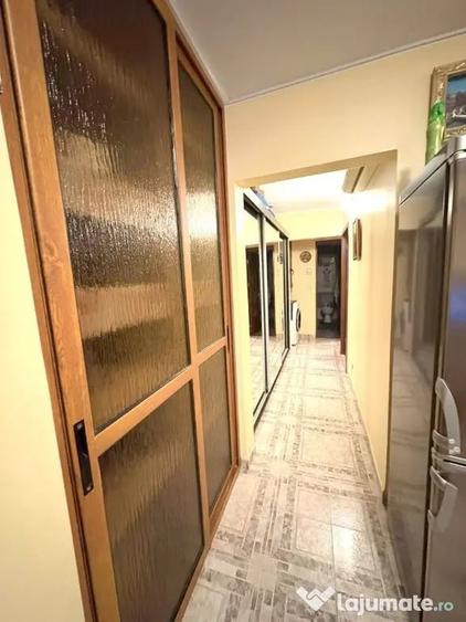 Apartament cu 3 camere decomandat în