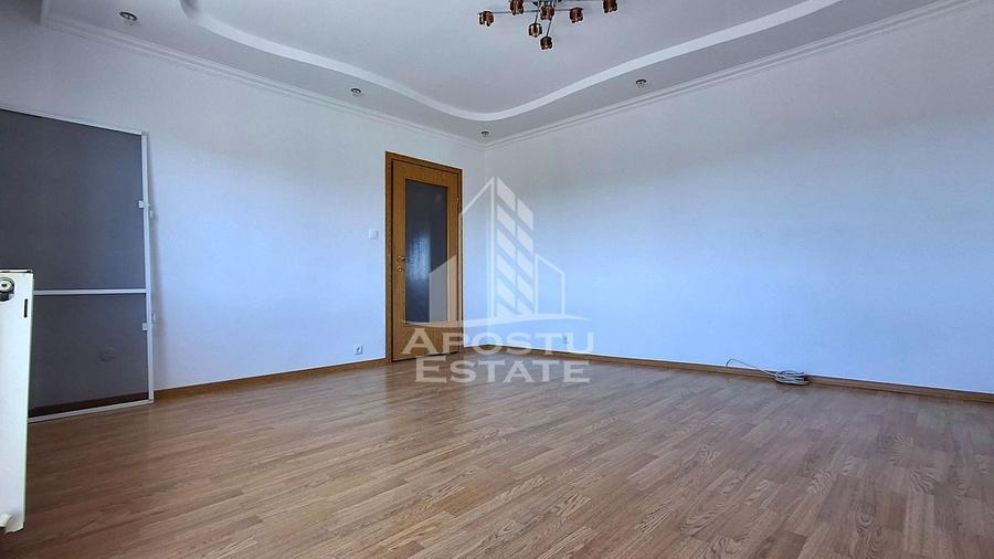 Apartament cu 3 camere decomandat în Confecții
