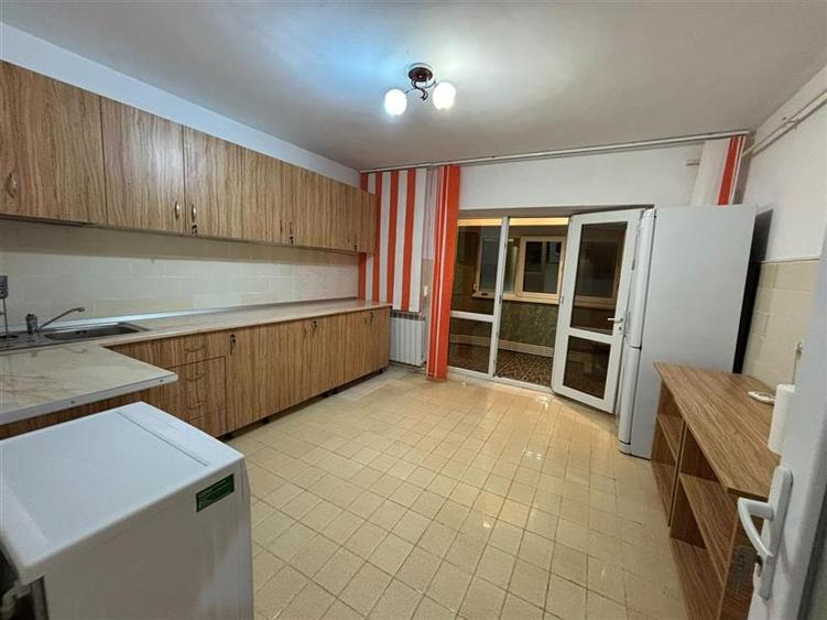 Garsonieră decomandată în E3