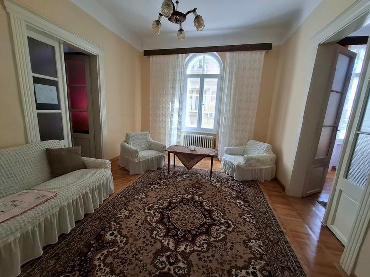 Apartament cu 3 camere decomandat în Central