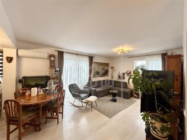 Apartament cu 3 camere decomandat, mobilat în Turnișor