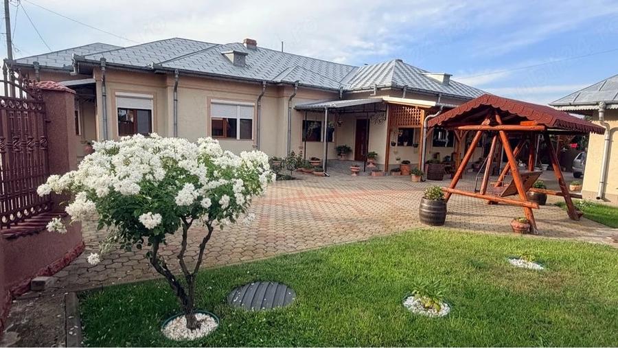 Casă cu 6 camere cu Teren 1707 Mp în Sihlea