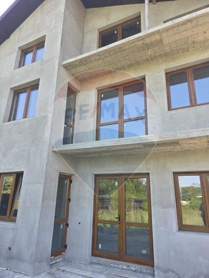 Casă individuală cu 6 camere cu Teren 1562 Mp în Snagov