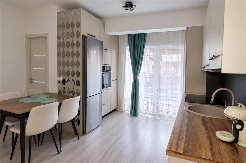 Apartament cu 3 camere semidecomandat, mobilat în Industrial Vest