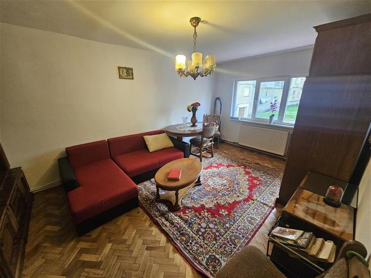 Apartament cu 3 camere decomandat, mobilat în Micro IV