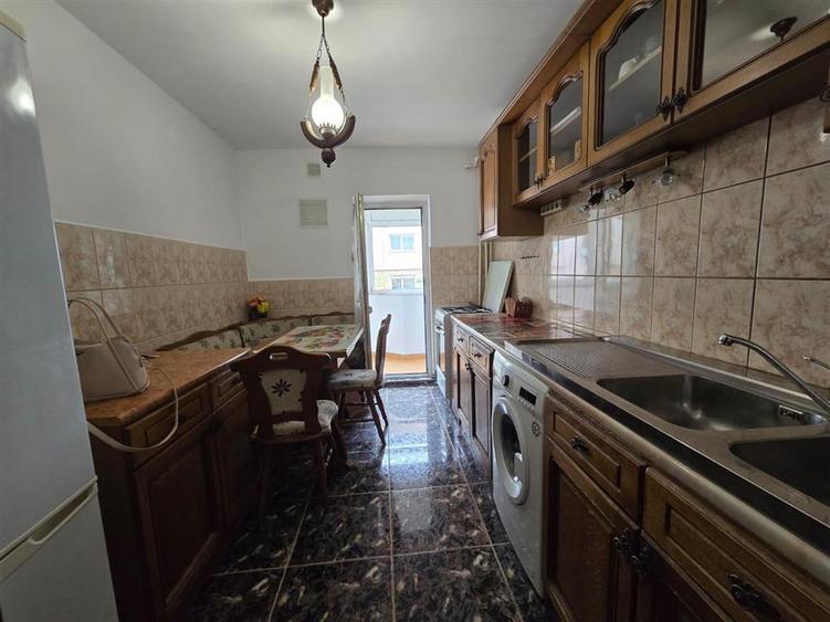 Apartament cu 3 camere decomandat în 9 Mai