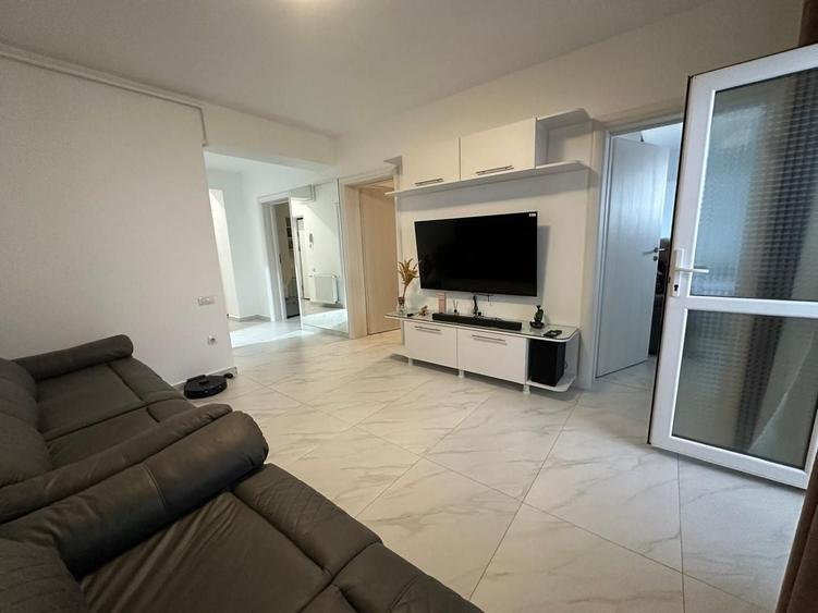 Apartament cu 4 camere semidecomandat în Est