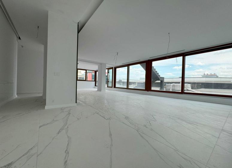 Penthouse cu 4 camere decomandat în Voluntari