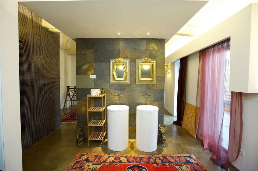 Apartament cu 5 camere decomandat, mobilat în Central