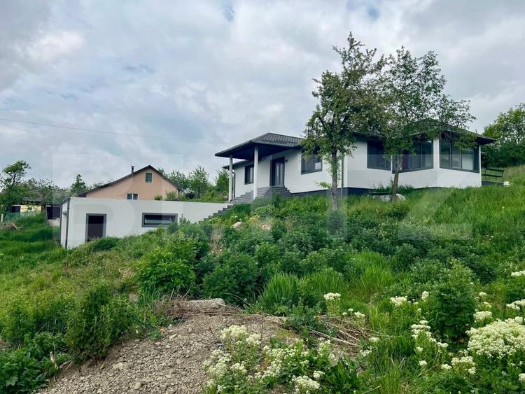 Casă individuală cu 3 camere cu Canalizare în Sud