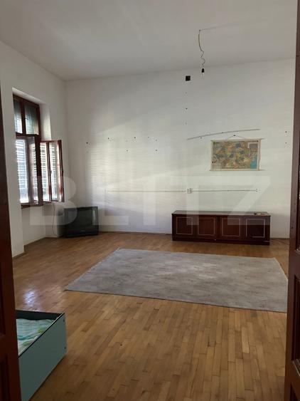 Casă individuală cu 8 camere cu Canalizare în Central