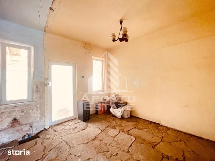 Casă cu 5 camere cu Teren 378 Mp în Funcționarilor
